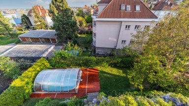 Velmi hezký byt s krásným výhledem a terasou v rodinné vile.