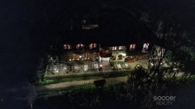 Prodej výjimečné historické stavby 1 150 m² s pozemkem 2 217 m² u rybníka Jivák – 36 minut od Prahy