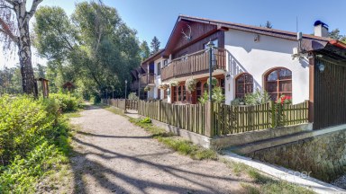 Prodej výjimečné historické stavby 1 150 m² s pozemkem 2 217 m² u rybníka Jivák – 36 minut od Prahy