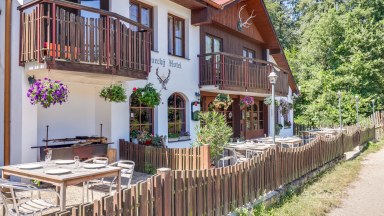 Prodej výjimečné historické stavby 1 150 m² s pozemkem 2 217 m² u rybníka Jivák – 36 minut od Prahy