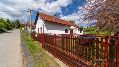 Malebný venkovský dům se zahradou blízko Českého ráje.