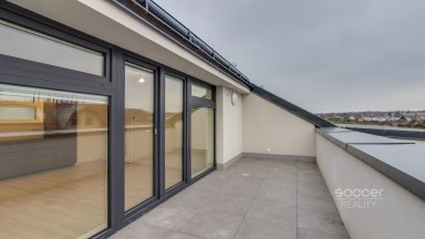 Pronájem bytu 2+kk s velkou lodžií a garážovým stáním - Projekt ZLATÝ KOPEC, Praha – Přezletice.