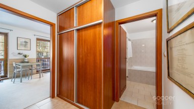 Z obýváku přímo na sjezdovku! Stylový apartmán 1+kk s terasou a parkováním – Prkenný Důl