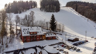 Z obýváku přímo na sjezdovku! Stylový apartmán 1+kk s terasou a parkováním – Prkenný Důl