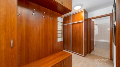 Z obýváku přímo na sjezdovku! Stylový apartmán 1+kk s terasou a parkováním – Prkenný Důl