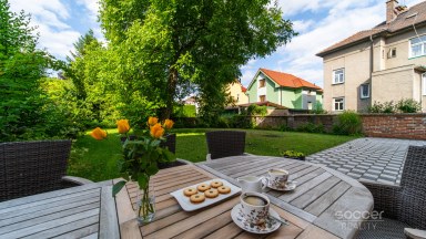 Výjimečný podkrovní byt s nádechem ateliéru ve vile se zahradou.