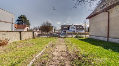 Pronájem staršího rodinného domu 4+1, pozemek 674 m2, ul. Dobšická, Praha – Horní Počernice.