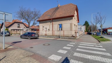 Pronájem staršího rodinného domu 4+1, pozemek 674 m2, ul. Dobšická, Praha – Horní Počernice.