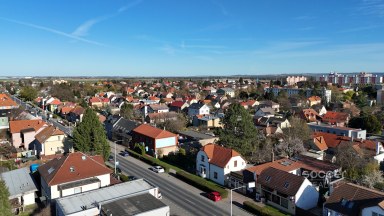 Pronájem staršího rodinného domu 4+1, pozemek 674 m2, ul. Dobšická, Praha – Horní Počernice.