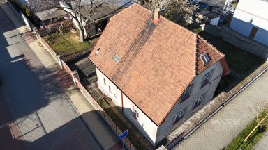 Pronájem staršího rodinného domu 4+1, pozemek 674 m2, ul. Dobšická, Praha – Horní Počernice.
