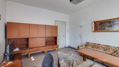 Pronájem staršího rodinného domu 4+1, pozemek 674 m2, ul. Dobšická, Praha – Horní Počernice.